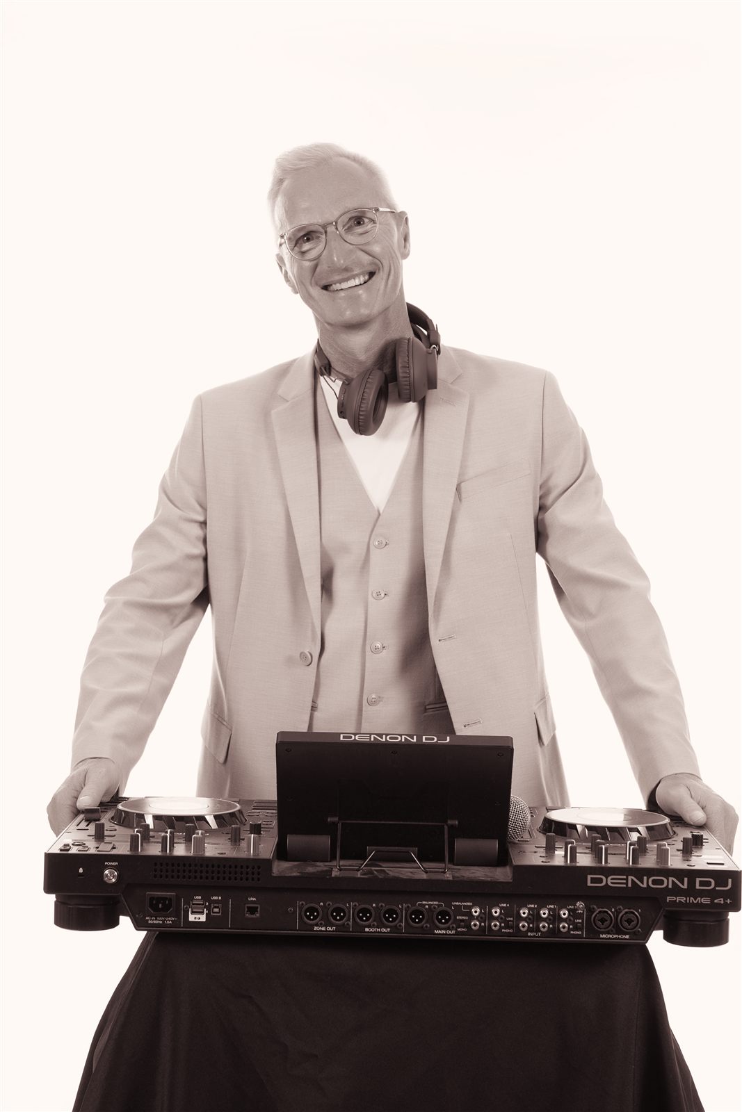 DJ Sweeby achter zijn DJ-set