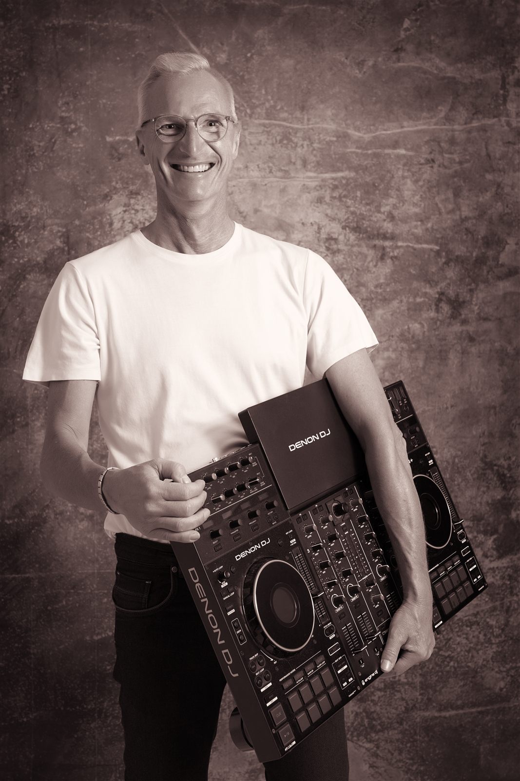 DJ Sweeby met DJ-controller